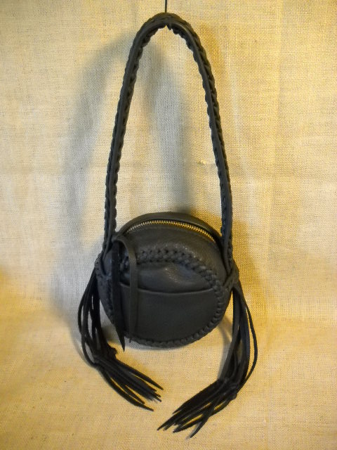  This picture of it hanging is the reverse side, that has an outside pocket. This bag could take some hard use and still last a long time. 
