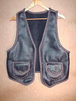 This two tone (black and brown) moccasin cowhide leather vest has patch hip pockets with flaps - these include inside pockets (without flaps). 